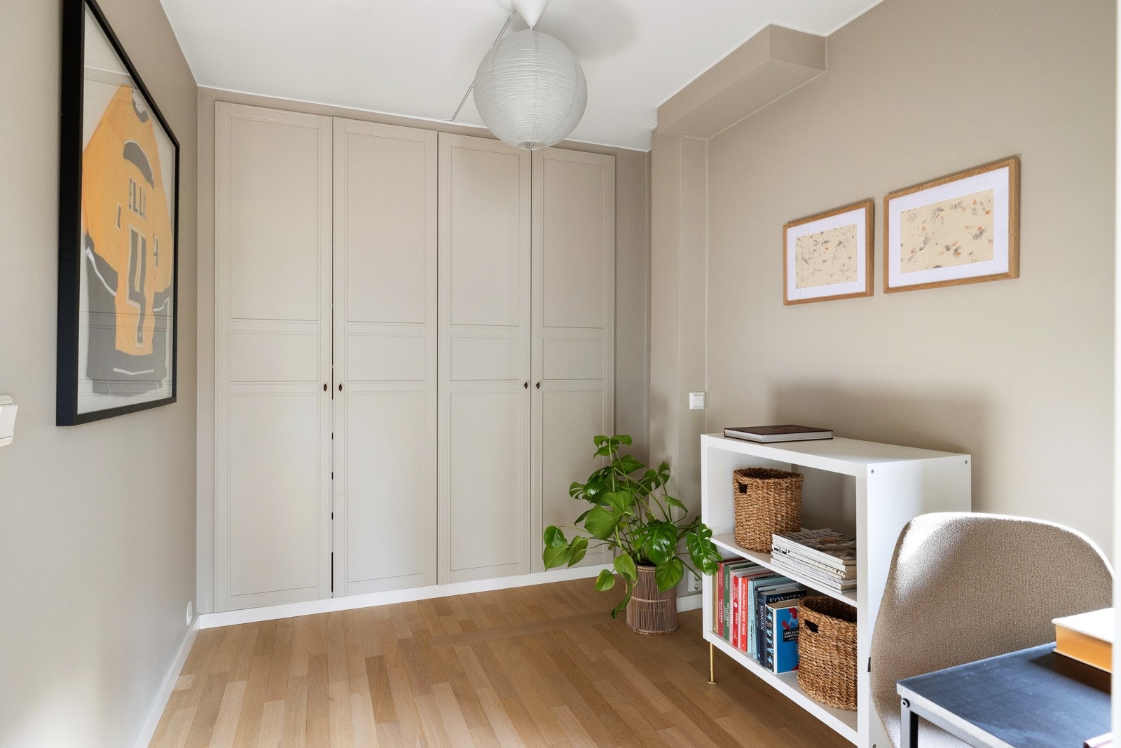 I tilknytning til soverom II er det også et innredet rom som i dag har garderobeskap og plass til hjemmekontoret Galleribilde