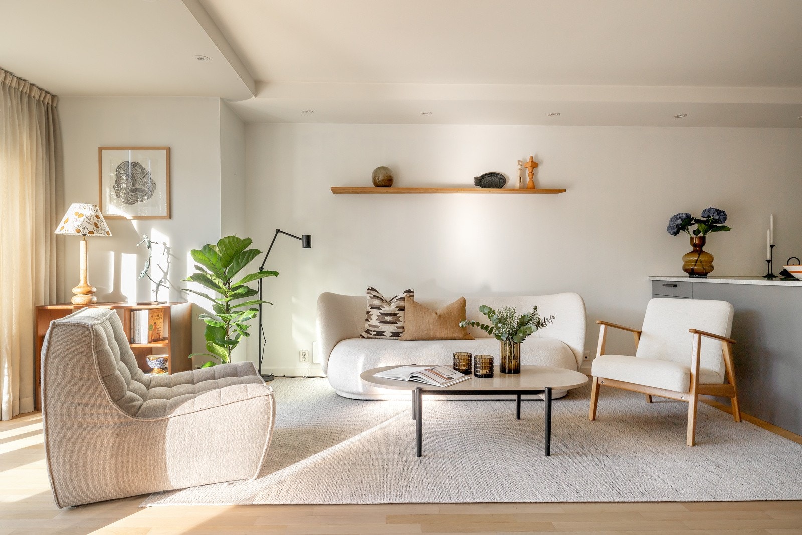 I stuen er det god plass til flere soner med både spisebord og sofamøblement Galleribilde