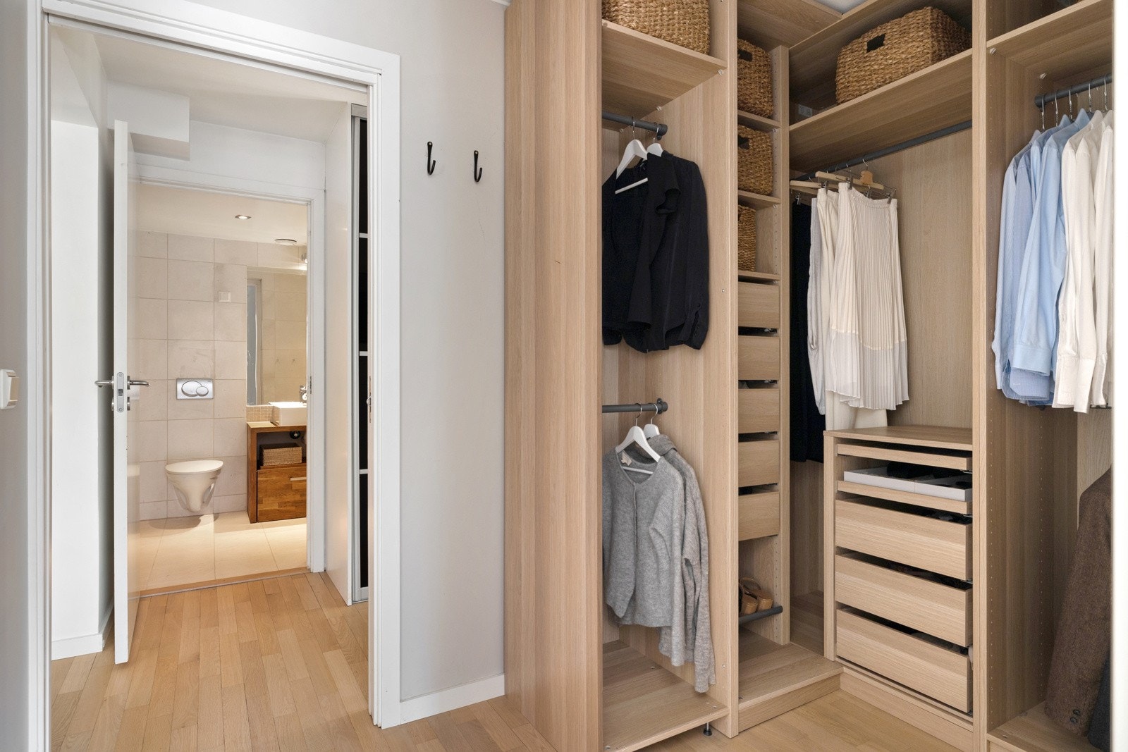 Med egen walk-in garderobe med garderobeskap Galleribilde