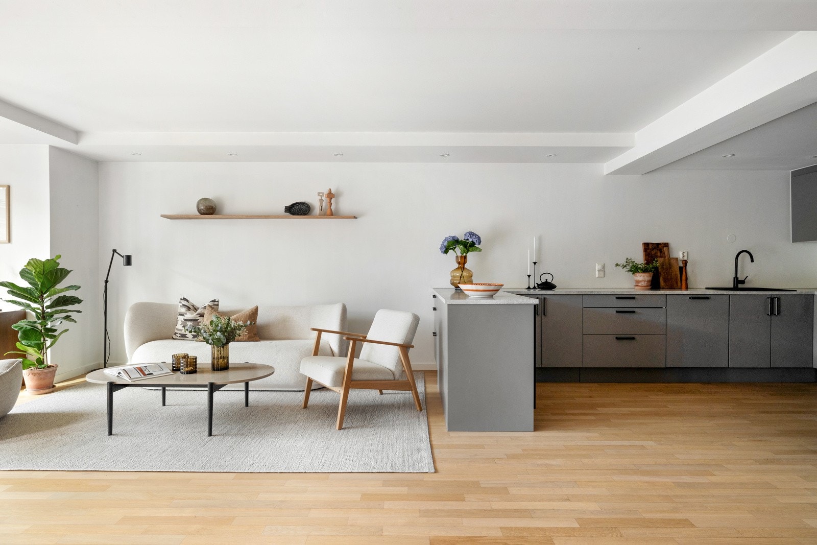 Stue og kjøkken utgjør et sosialt og innbydende allrom Galleribilde