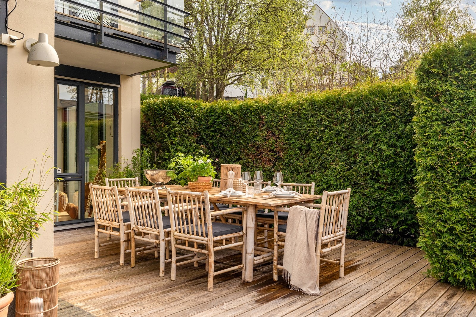 Tujahekk mellom seksjonen og en levegg sørger for at du sitter privat til uten noe innsyn Galleribilde