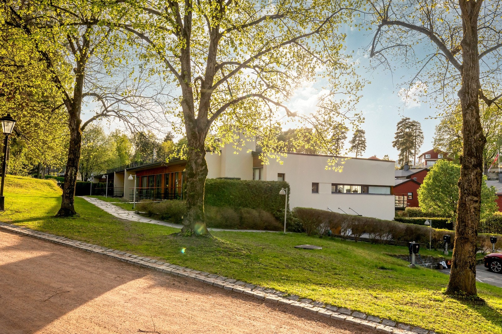 Boligen ligger i idylliske omgivelser på Bygdøy innerst i blindvei, med badestrand, kyststi og skog rett utenfor døren Galleribilde