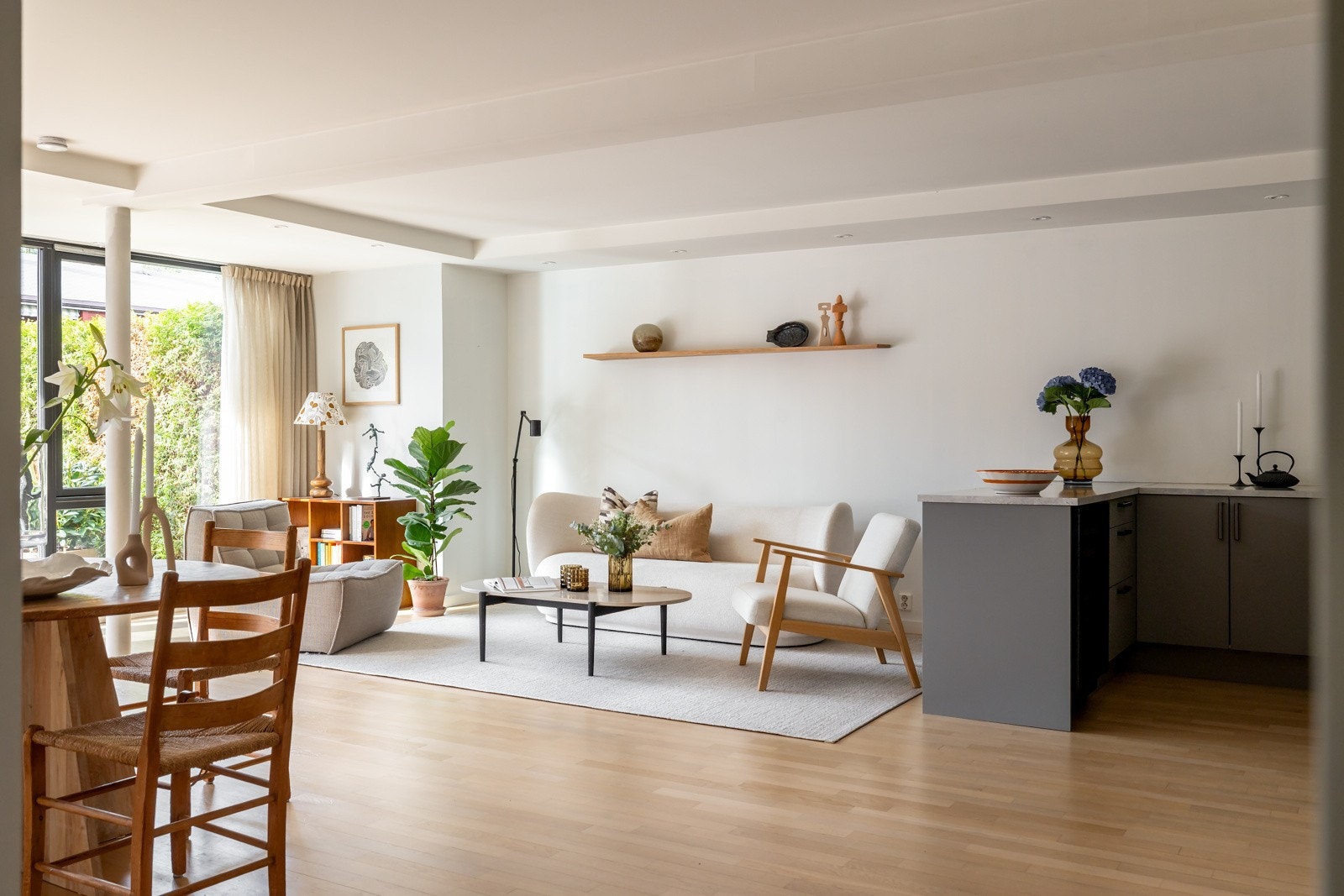 Det er parkett på gulv, downlights flere steder, og lysmalte vegger som ble malt i 2024 Galleribilde