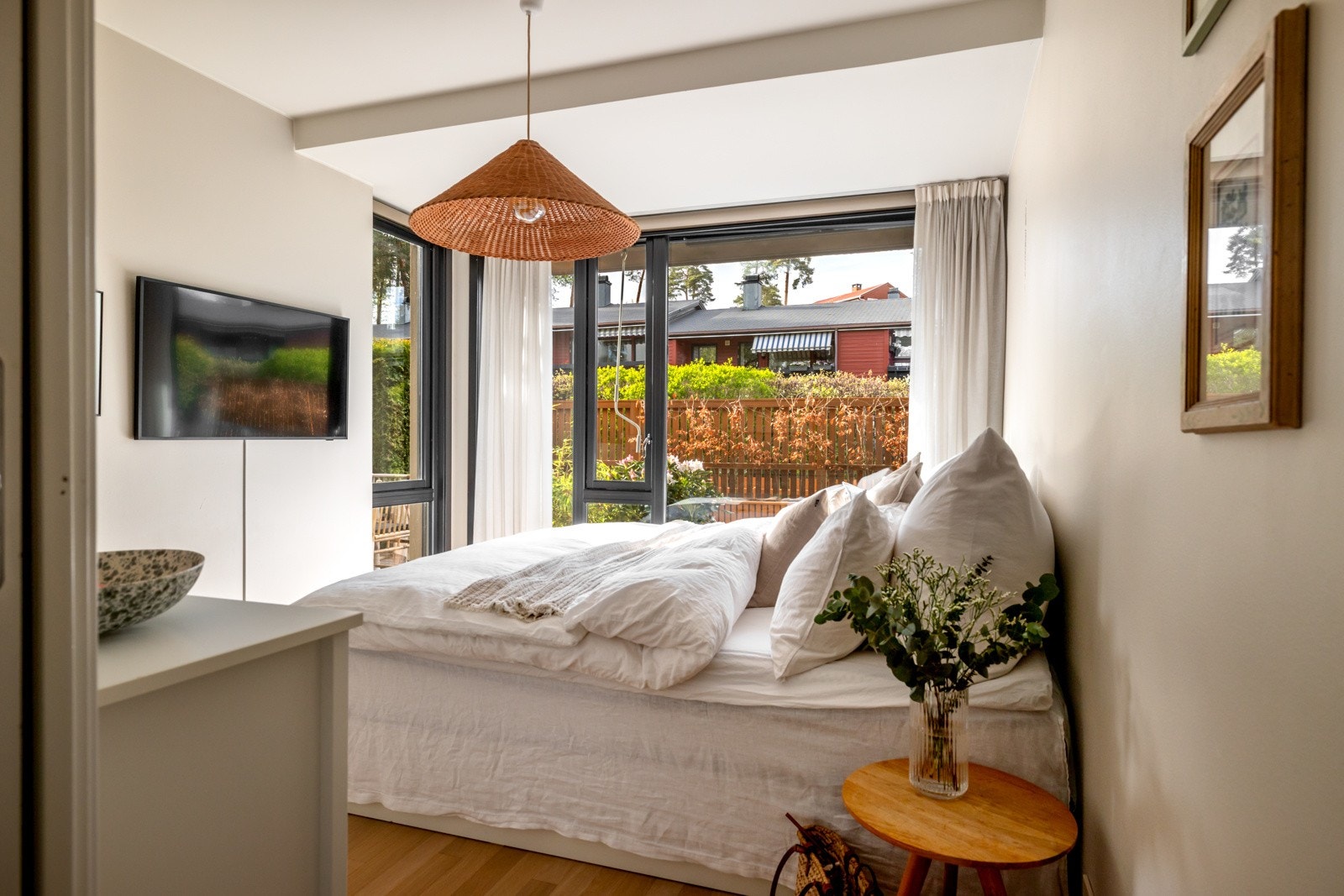 Boligen har to store soverom som vender ut mot hyggelig grøntareal Galleribilde