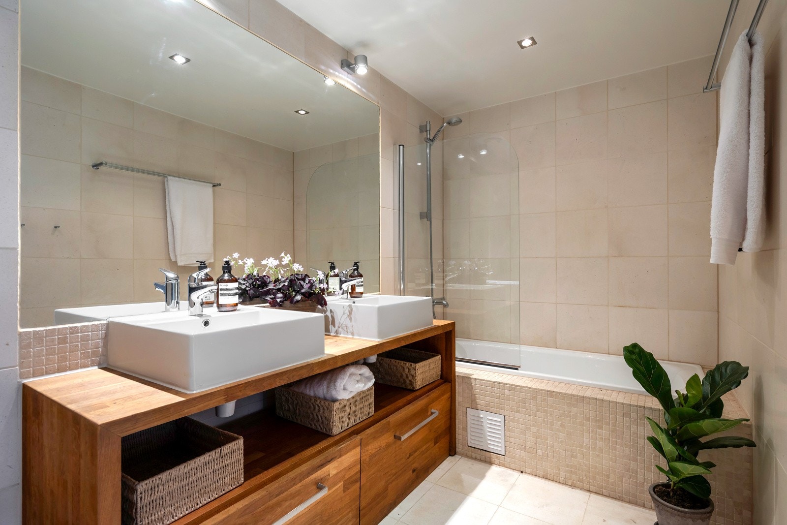 Leiligheten har et flislagt bad med gulvvarme og downlights Galleribilde