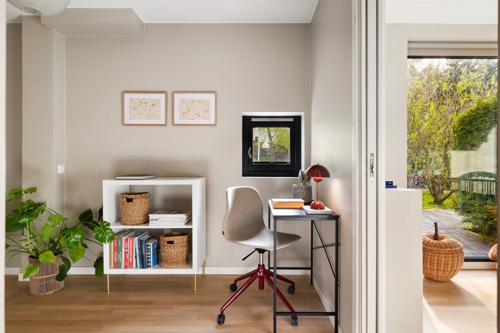 Begge rom er malt i behagelig fargetoner som resten av boligen for øvrig, og har parkett på gulv Galleribilde