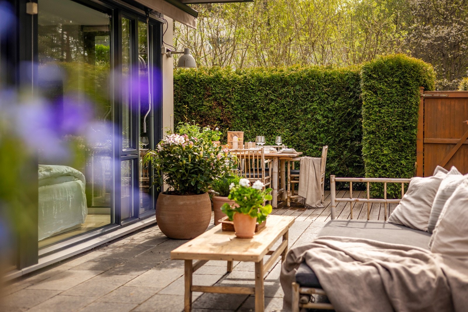 En egen port fra markterrassen gir direkte tilgang til fellesareal med lekeplass og turmuligheter ned til populære Huk Galleribilde