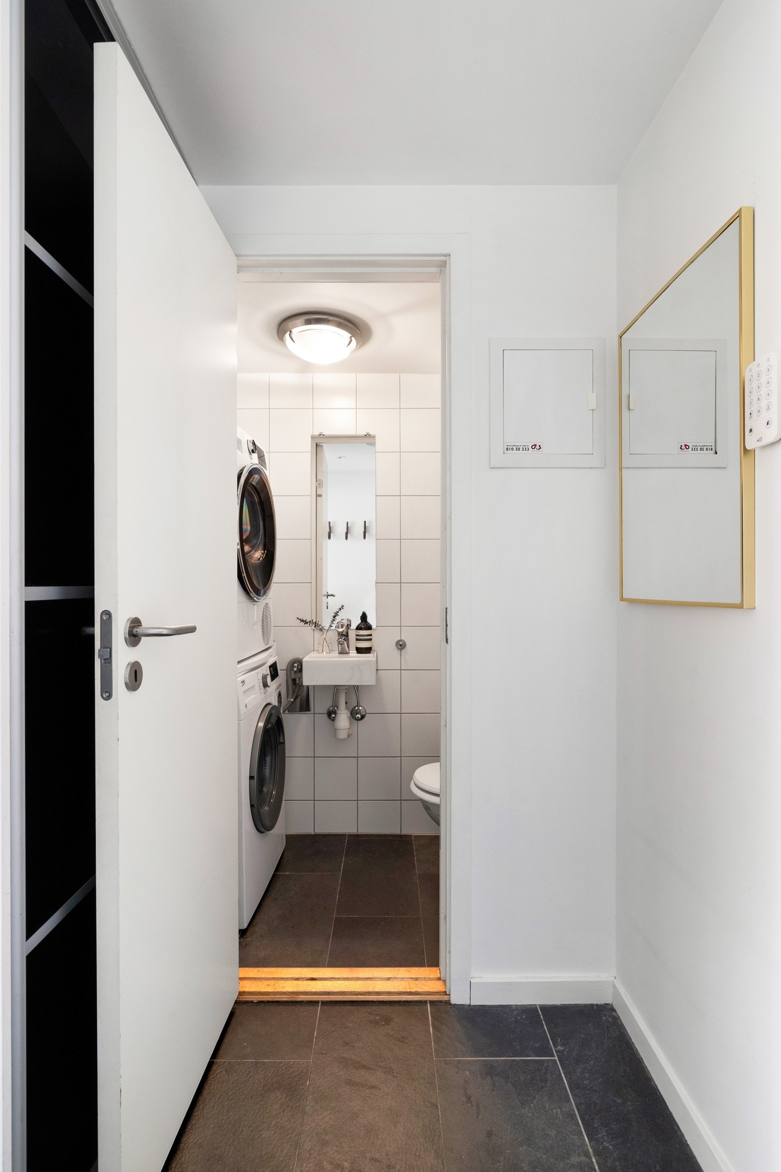 Leiligheten har også et gjestetoalett med adkomst fra entréen Galleribilde