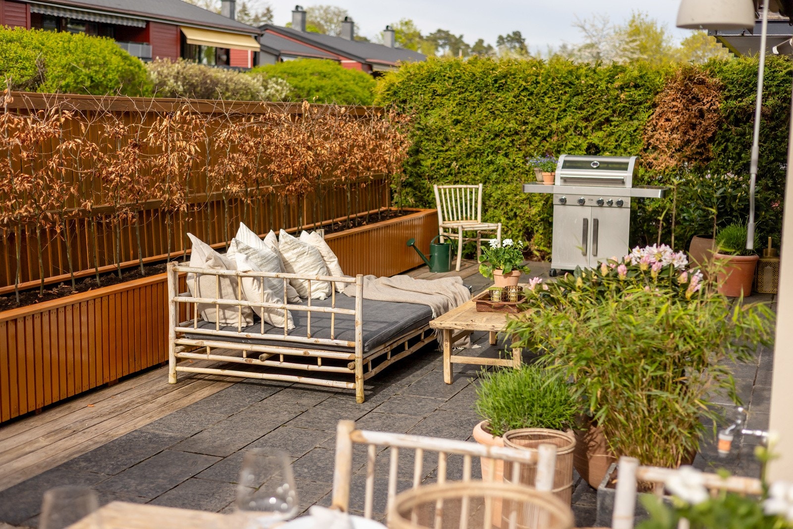 Her kan varme dager virkelig nytes til det fulle med god plass til flere utemøbler/grill og sol til ca. 19 på sommerstid Galleribilde