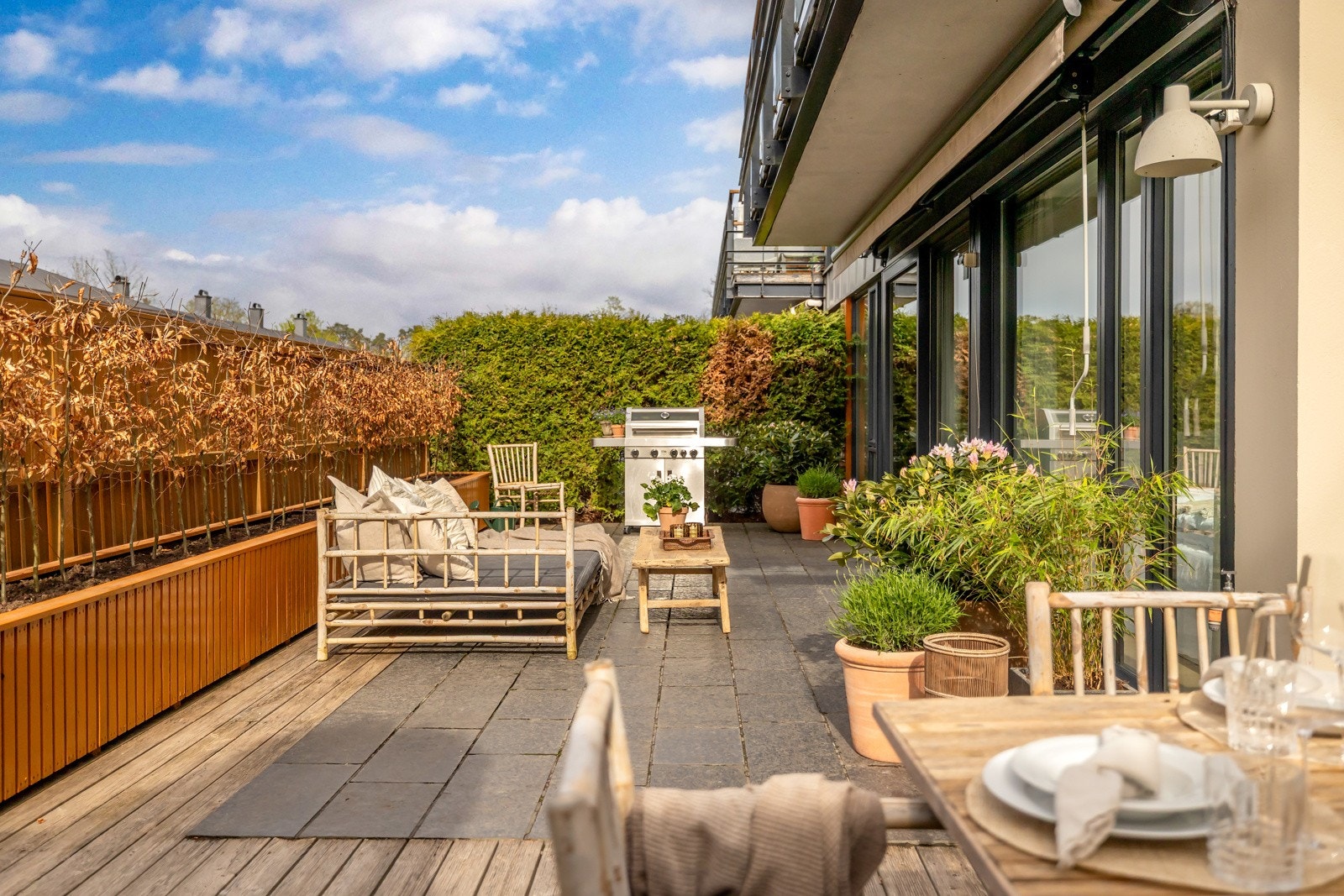 Deler av terrassen er overbygget og har markise Galleribilde