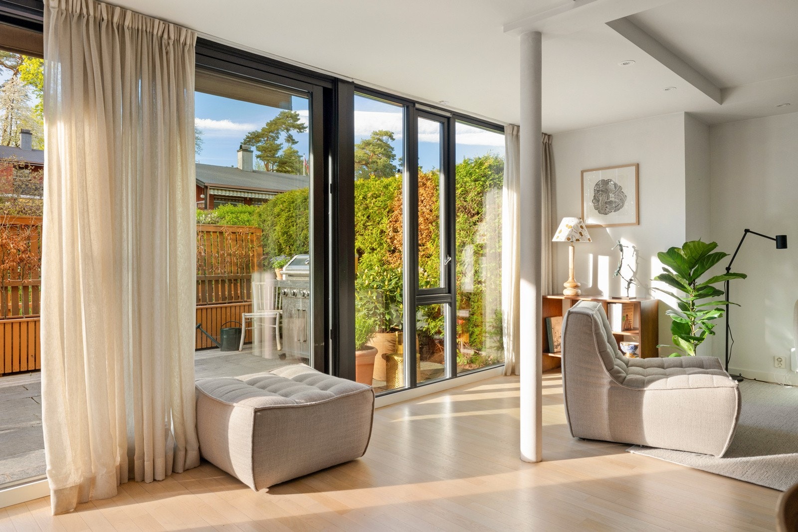 Store vindusflater og skyvedør til terrassen slipper inn rikelig med naturlig lys Galleribilde