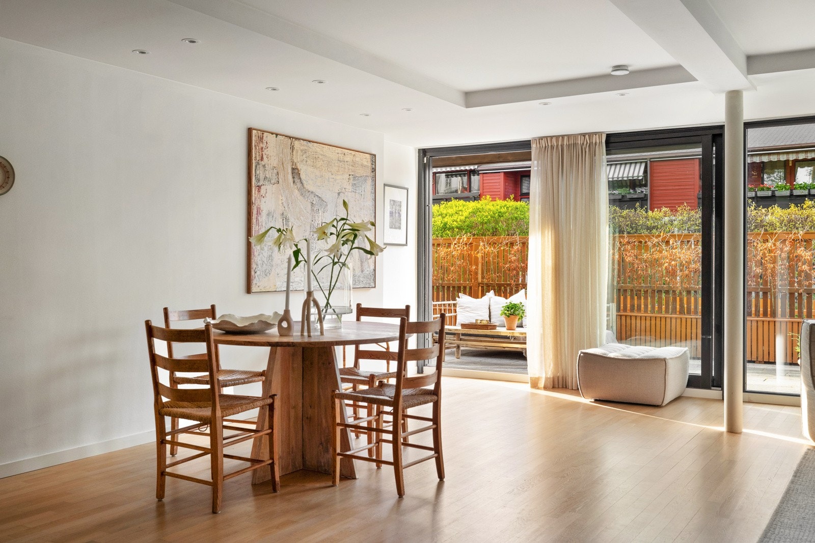 Romslig stue som ligger i åpen løsning mot kjøkkenet Galleribilde