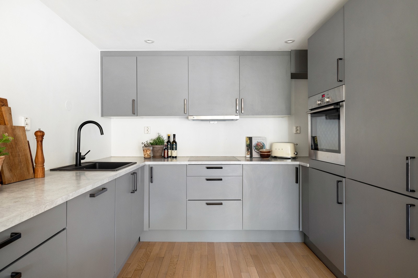 Det er rikelig med lagringsplass i skap og skuffer Galleribilde