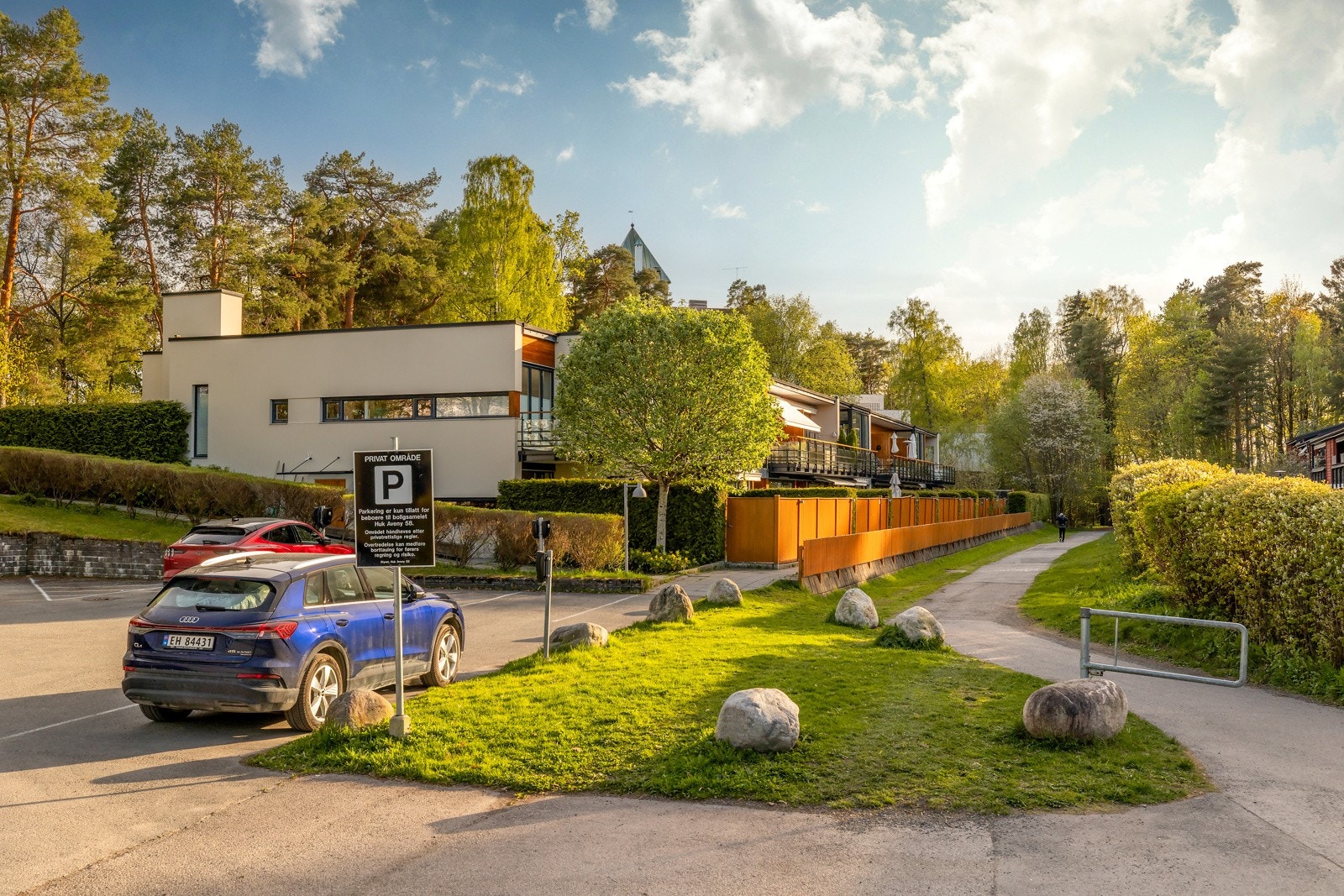 Seksjonen disponerer 1 parkeringsplass med elbil lader på felles oppmerket område på sameiets tomt Galleribilde