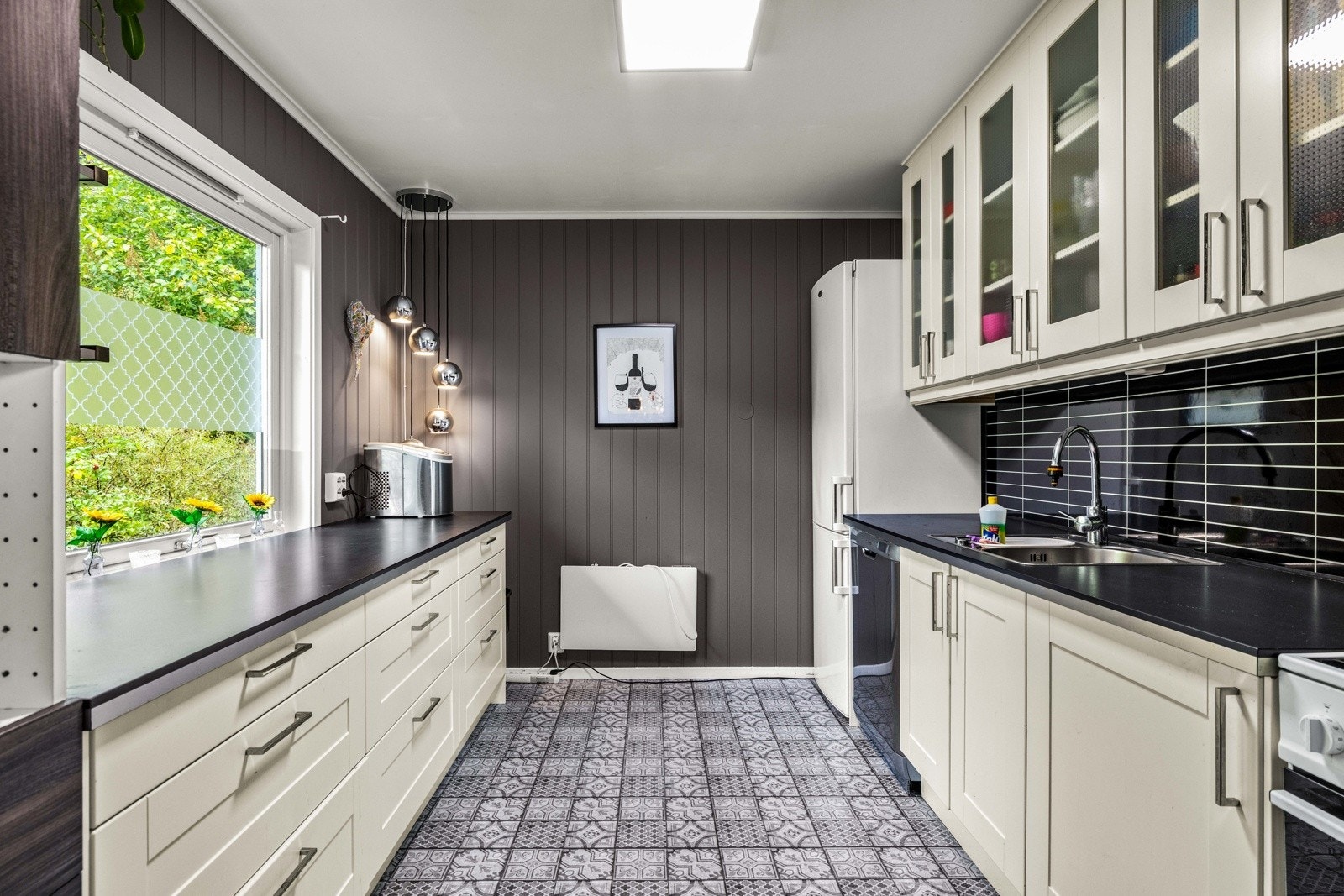 Praktisk kjøkken med god skap- og benkeplass. Nytt gulv ble lagt i 2019. Galleribilde