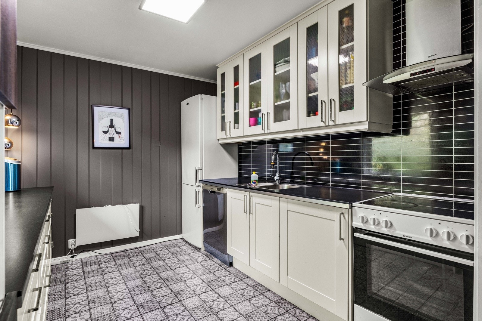 Kjøkkenet har profilerte fronter og laminat benkeplate. Galleribilde