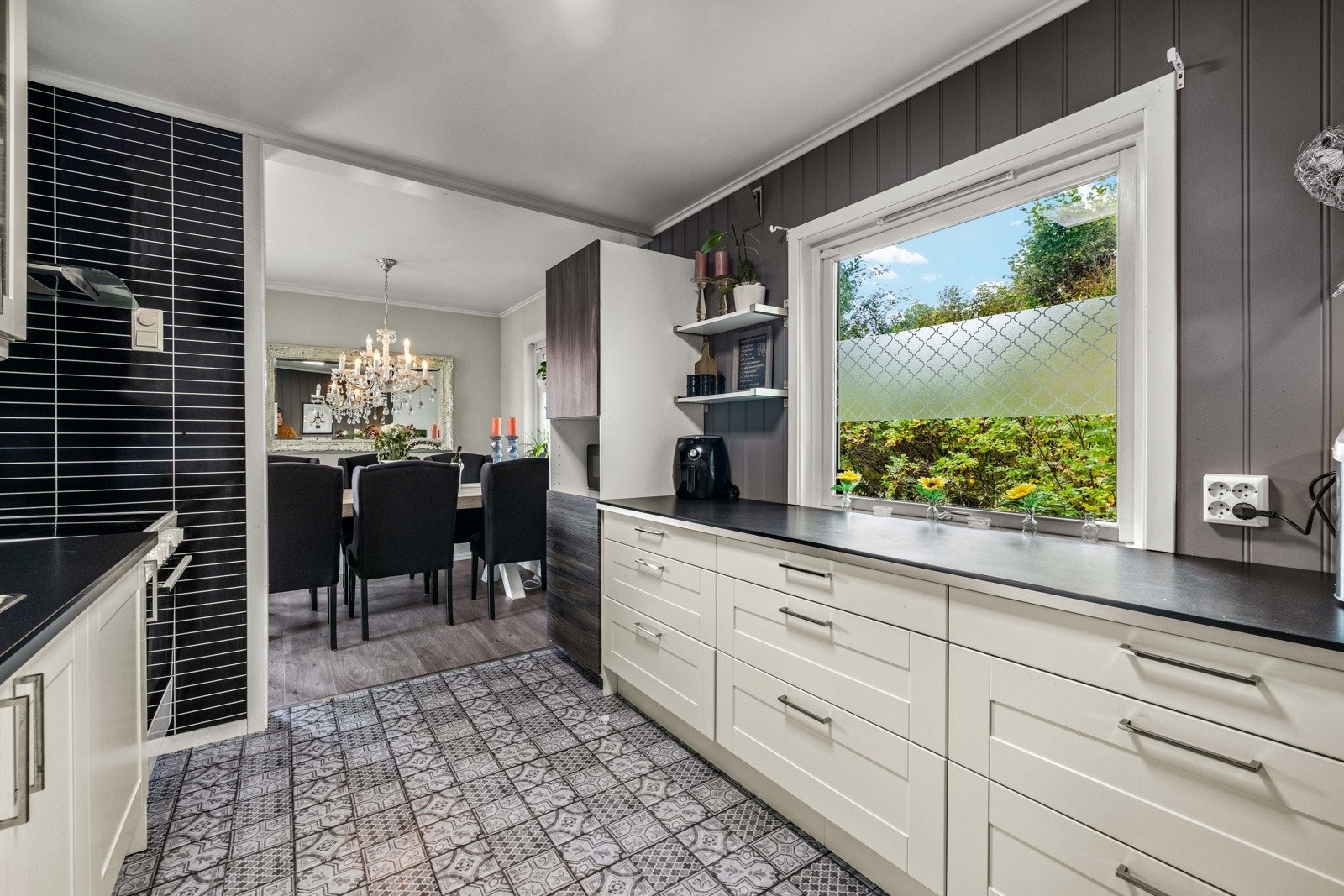 Separat kjøkken med delvis åpen løsning til stue og spisestue. Galleribilde