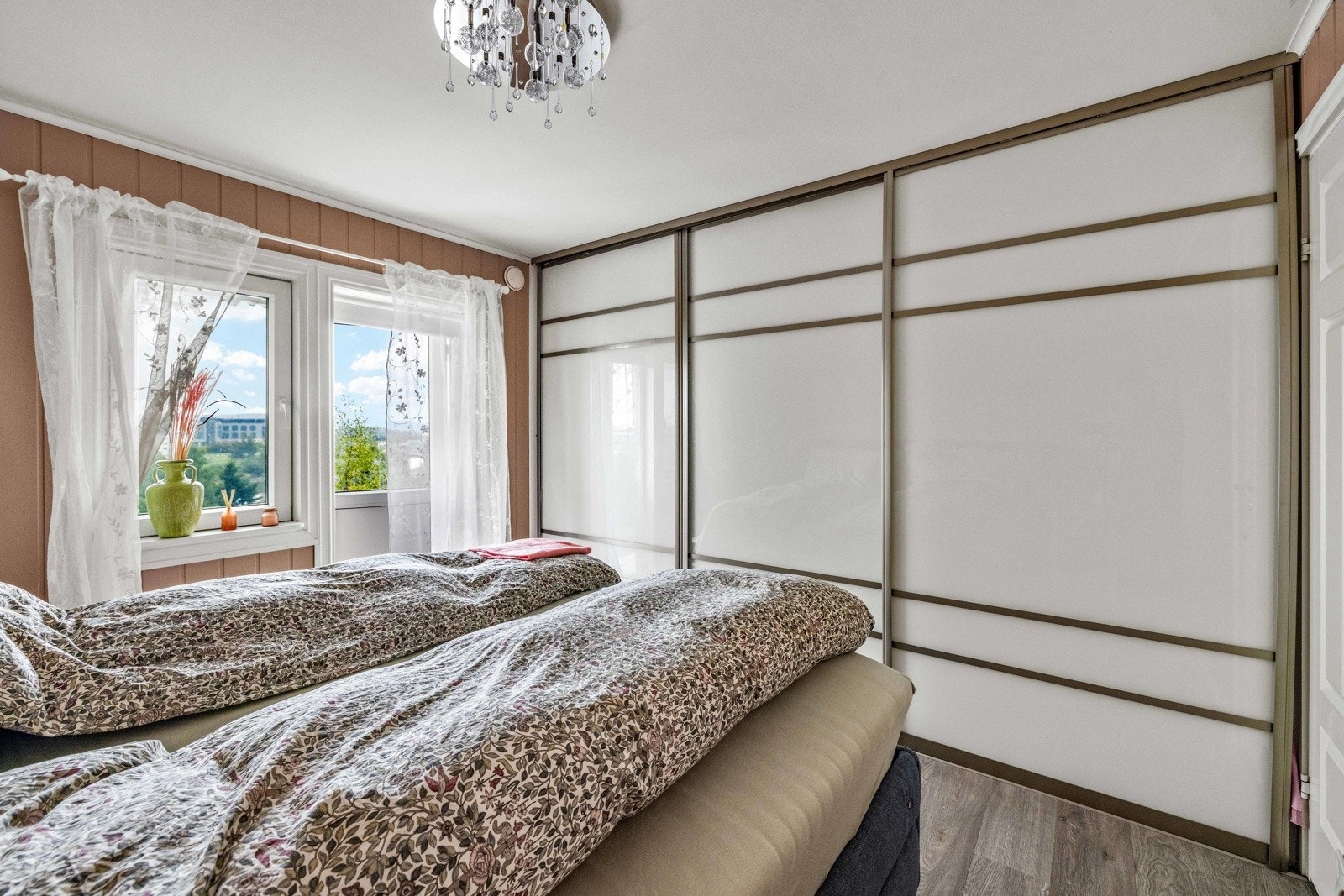 Hovedsoverommet har skyvedørsgarderobe. Galleribilde