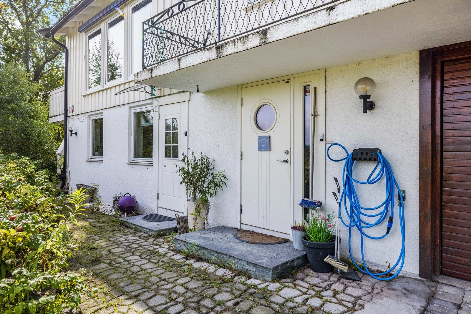 Det er inngang i underetasjen. Galleribilde