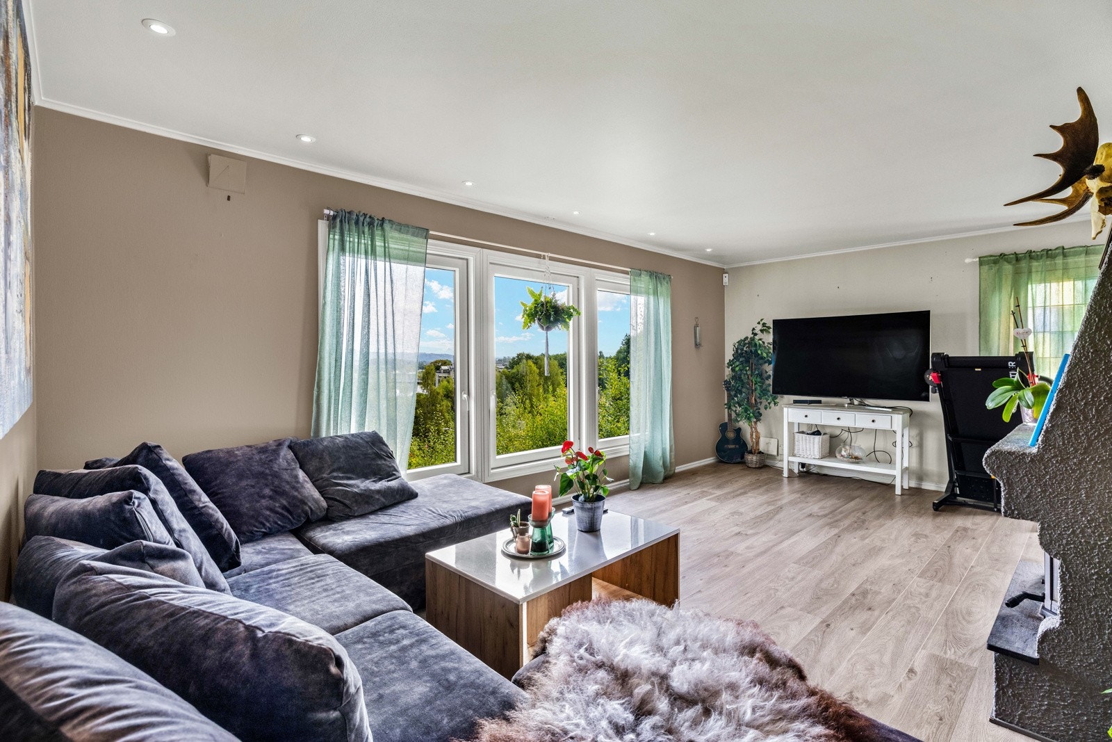 Romslig og lys stue i hovedetasjen. Galleribilde