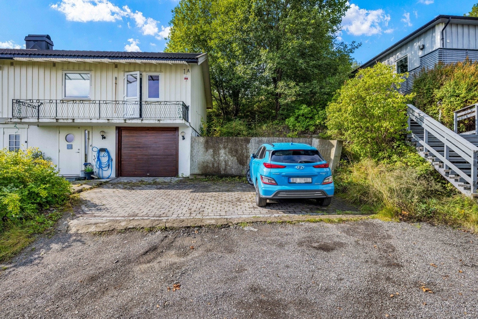 Integrert garasje og flere p-plasser foran huset. Galleribilde