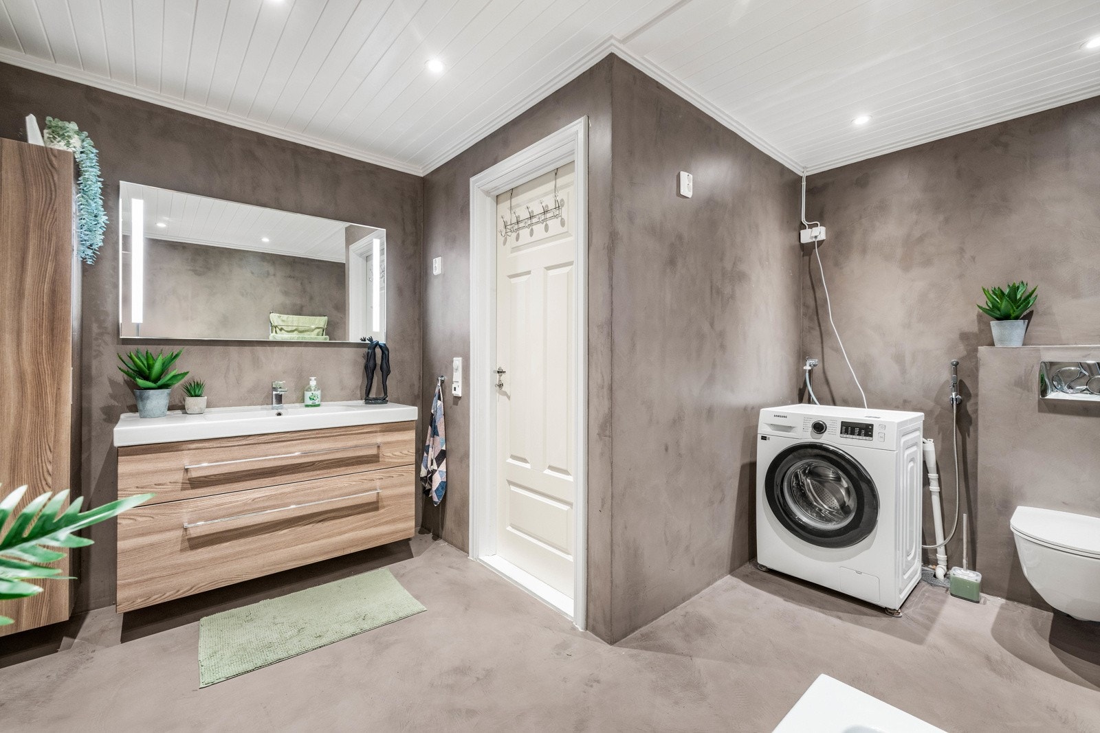 Stort og fint bad oppgradert med microsement på vegger og gulv i 2021. Det er opplegg for vaskemaskin. Galleribilde