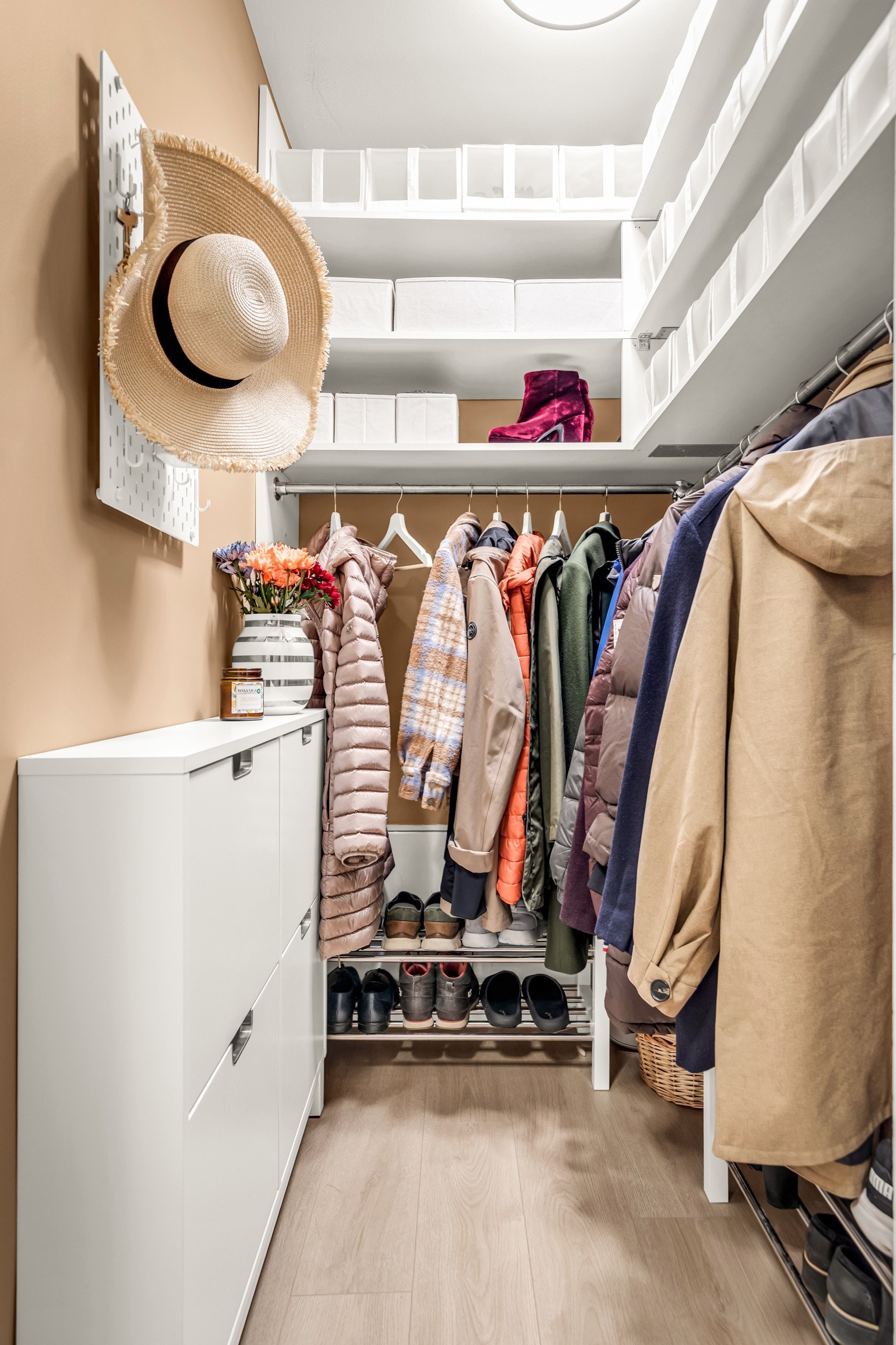 Entré med åpen løsning for oppbevaring av yttertøy. Galleribilde