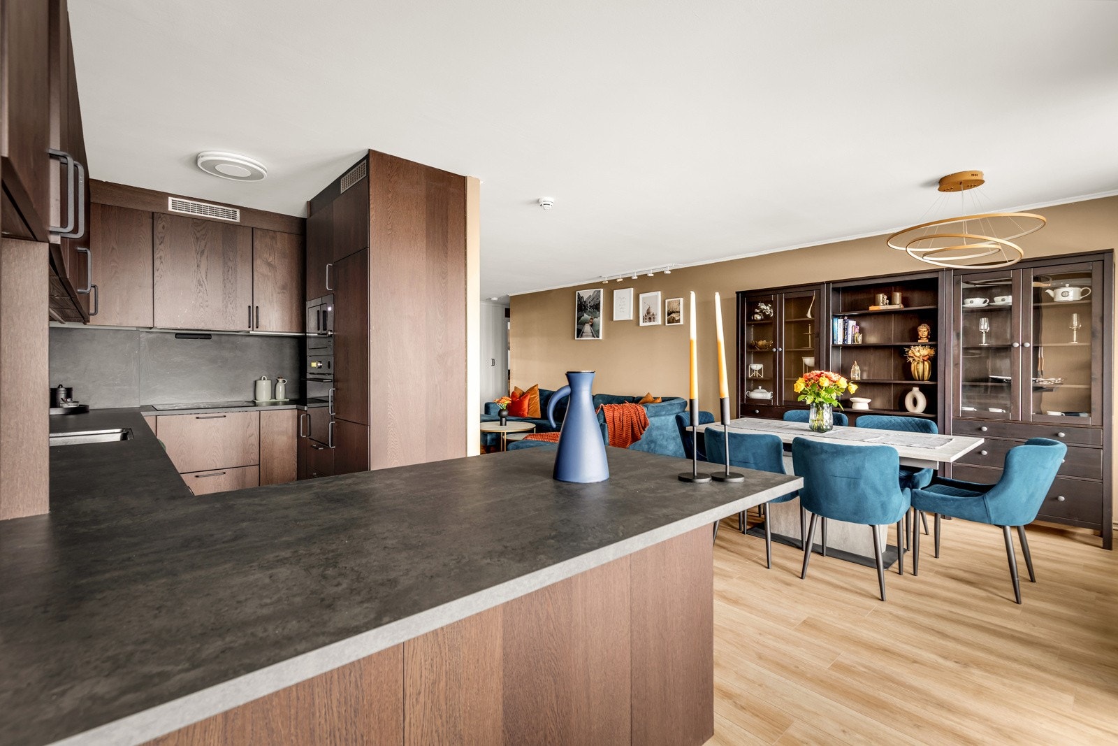 Den delvis åpne kjøkkenløsningen mot stuen skaper en luftig og romslig følelse. Galleribilde