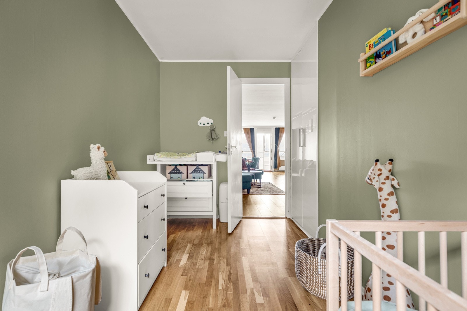 Rommet har en lys og frisk grønnfarge som gir en hyggelig atmosfære. Galleribilde