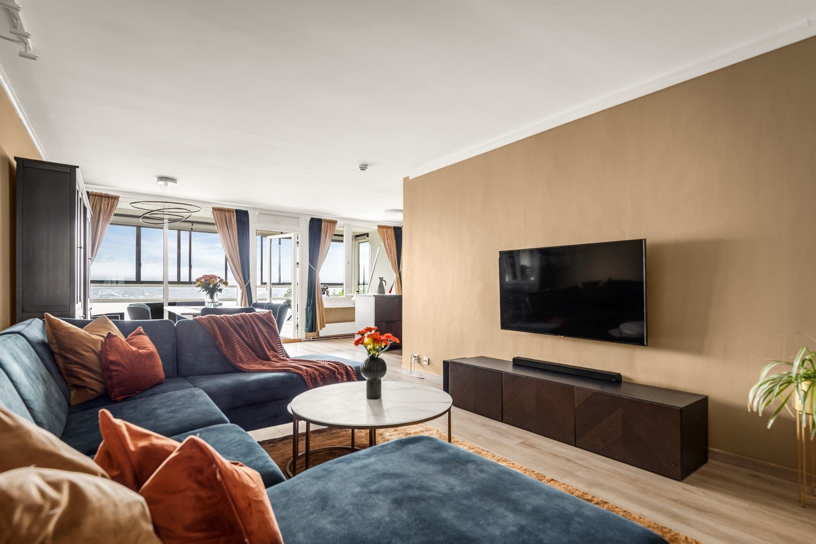 Store vindusflater slipper inn rikelig med dagslys. Galleribilde