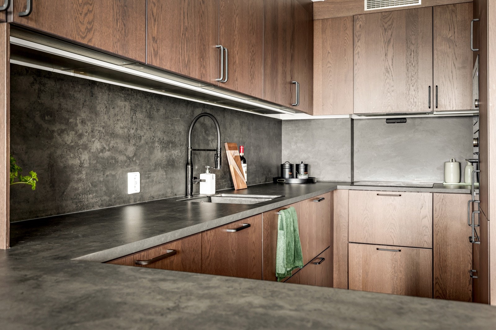 Kjøkkenet har integrert stekeovn, platetopp, oppvaskmaskin, mikrobølgeovn samt kombiskap med kjøl og frys. Galleribilde