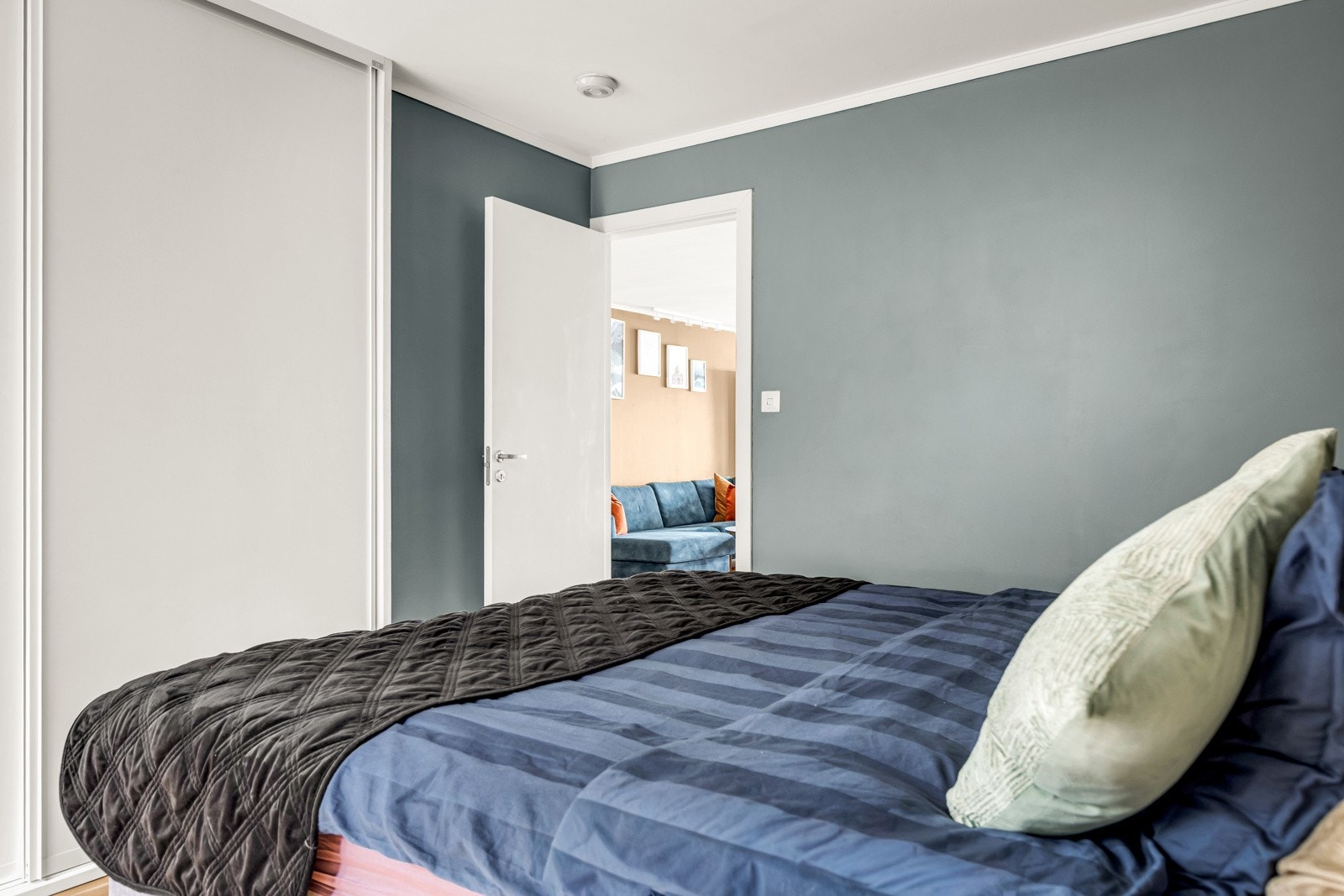 Romslig soverom med praktisk innebygd garderobeskap. Galleribilde