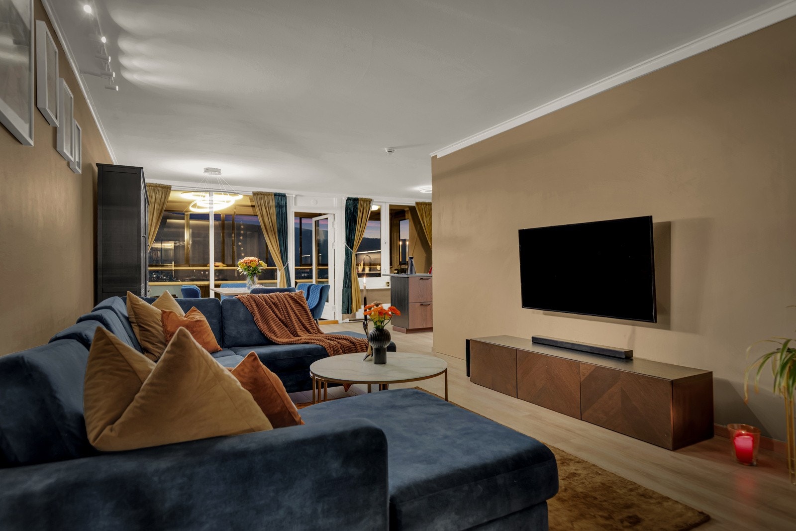 Stuen har god plass til både sofagruppe og spisebord.. Galleribilde