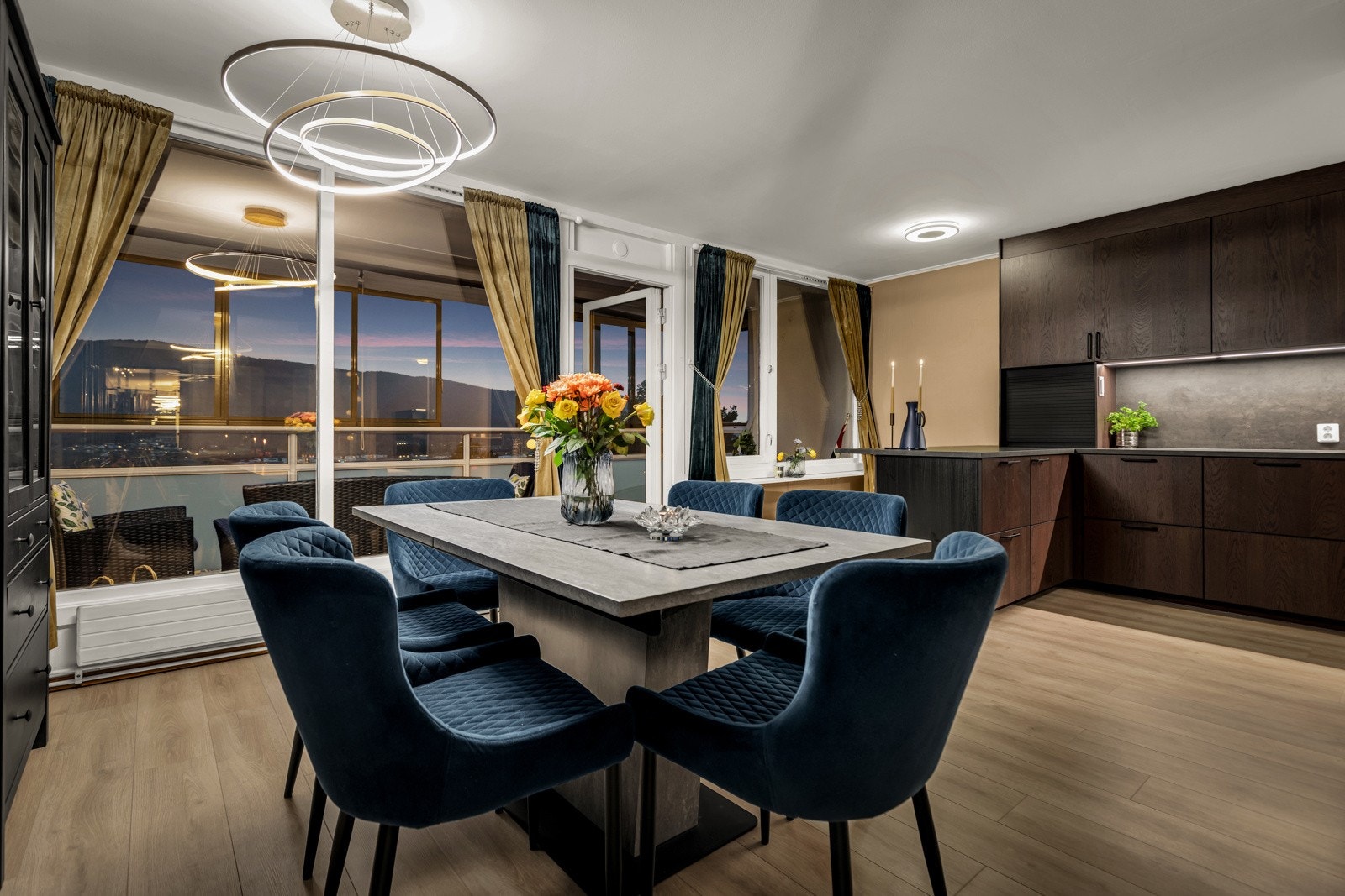 Spiseplass med hyggelig utsikt. Galleribilde