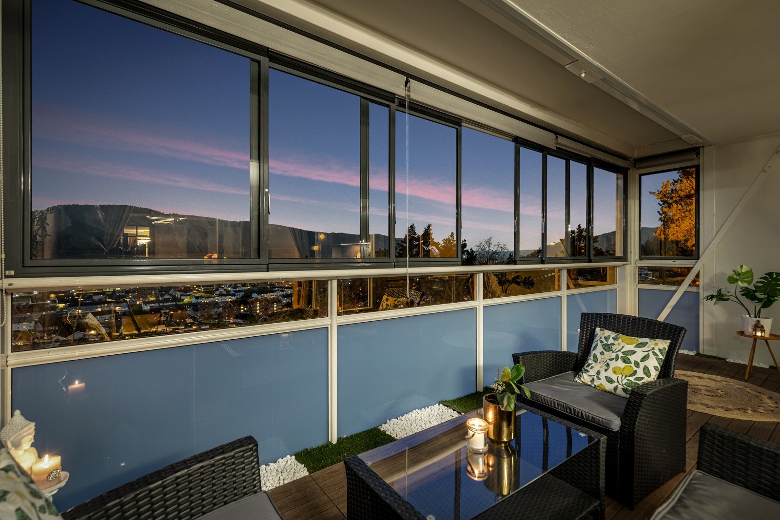 Her kan du nyte kveldene på den innglassede balkongen. Galleribilde