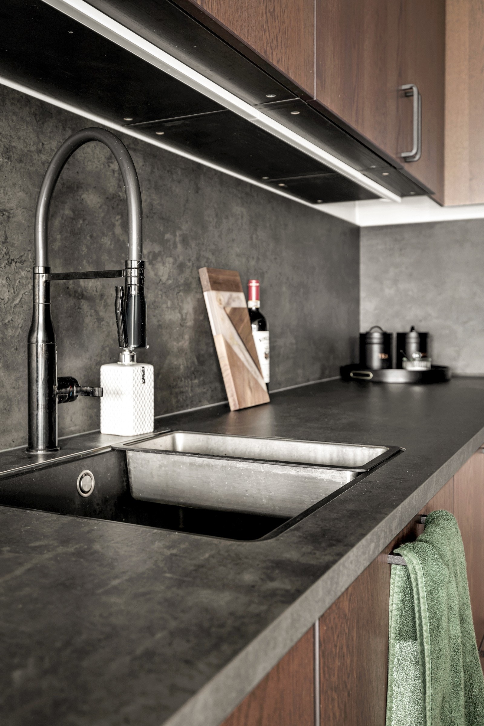 Kjøkkenet har benkebelysning og praktisk plasserte stikkontakter over benken. Galleribilde