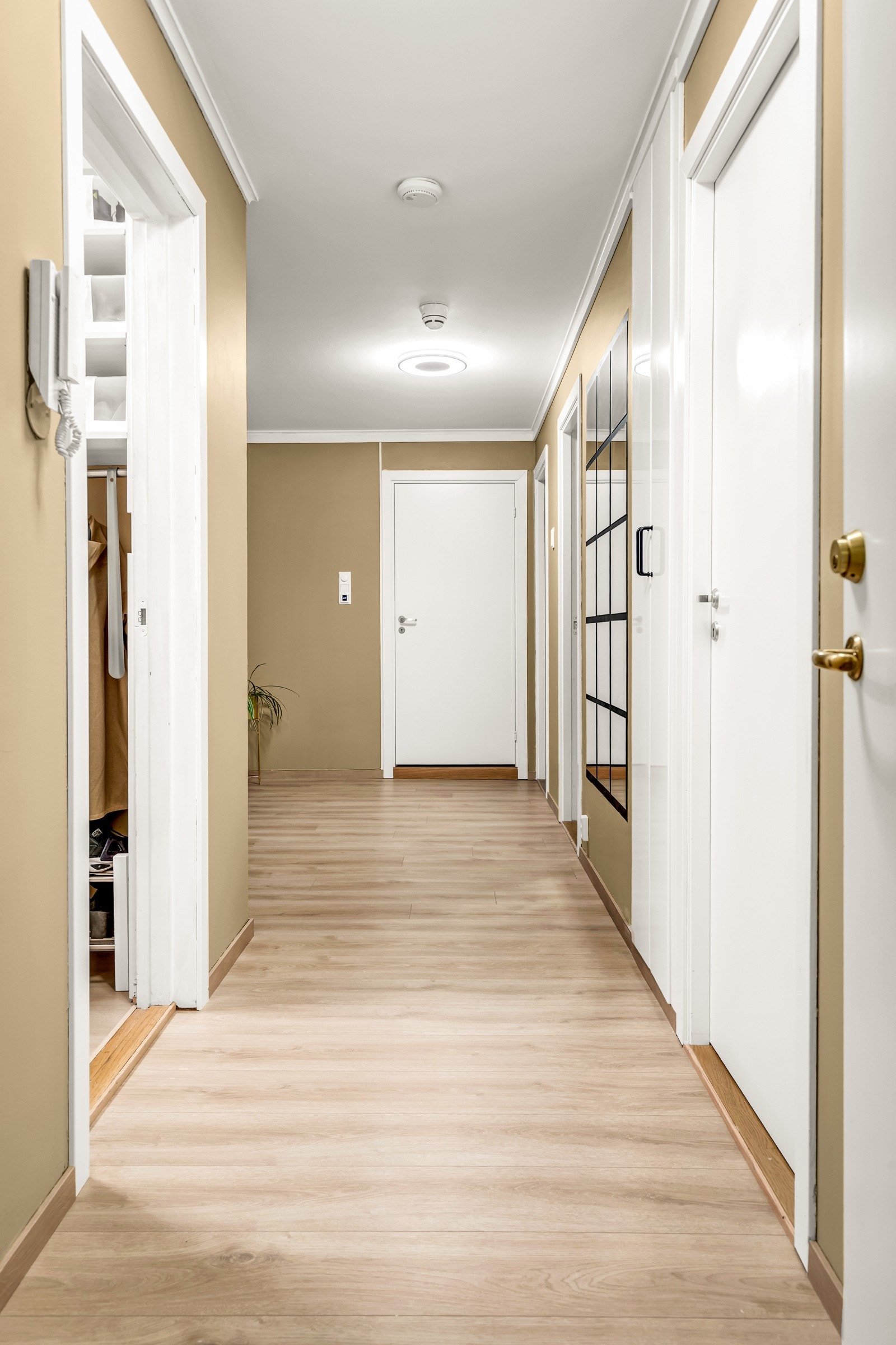 Lys og innbydende entré som leder deg videre inn i leiligheten. Galleribilde