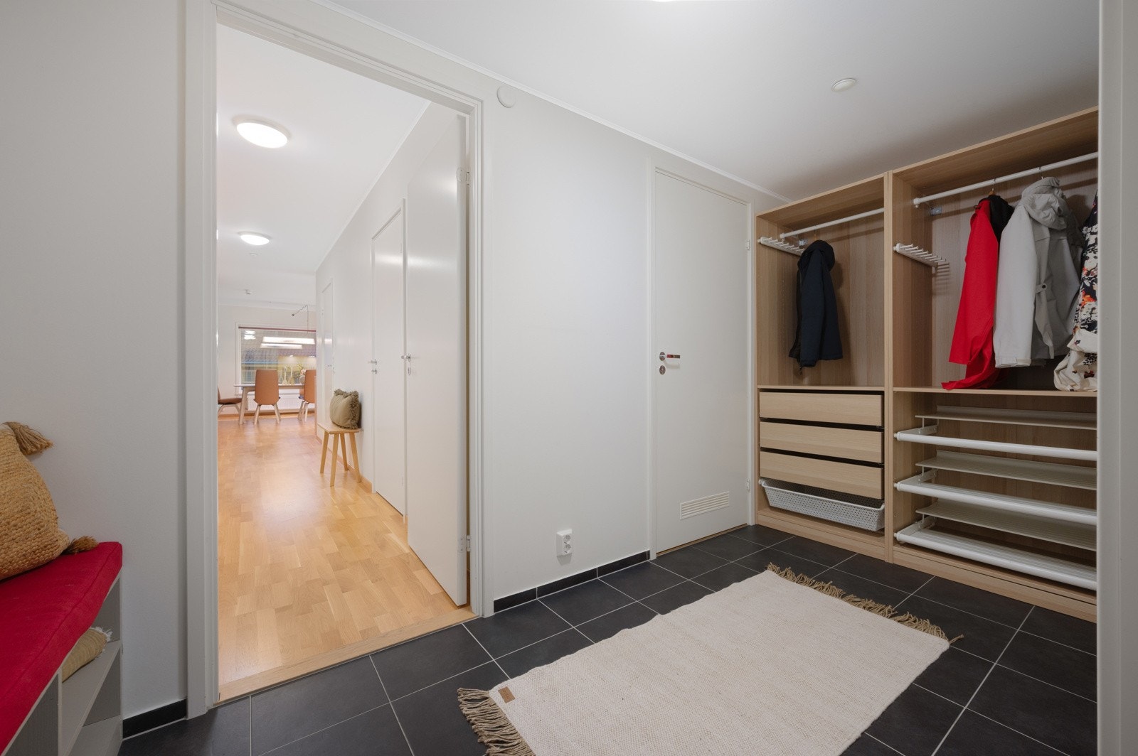 Romslig entrè er det første som møter deg! Varmekabler på det flislagte gulvet og enkel adkomst til gjestetoalettet. Galleribilde