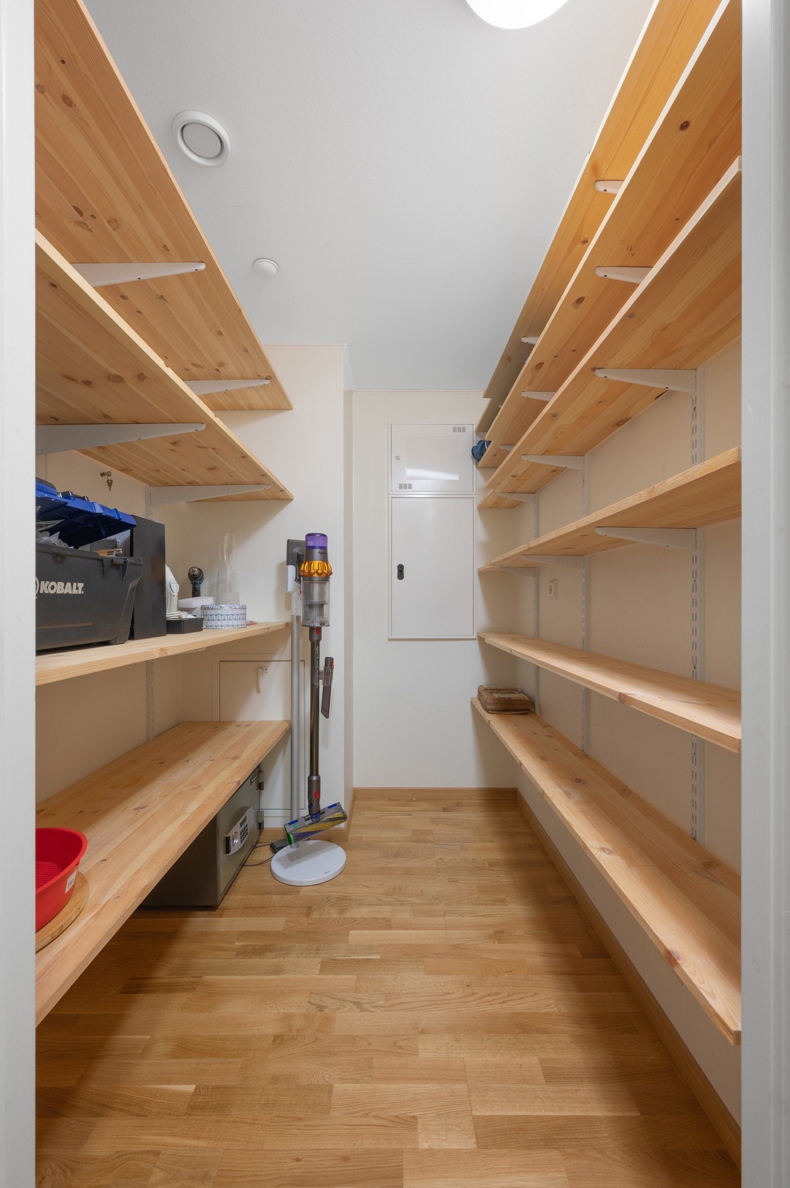 Innvendig bod. I tillegg er det bod i kjeller med enkel adkomst fra leiligheten med heis ned. Det er også en praktisk plassering med tanke på hvor man parkerer og lader bilen. Galleribilde