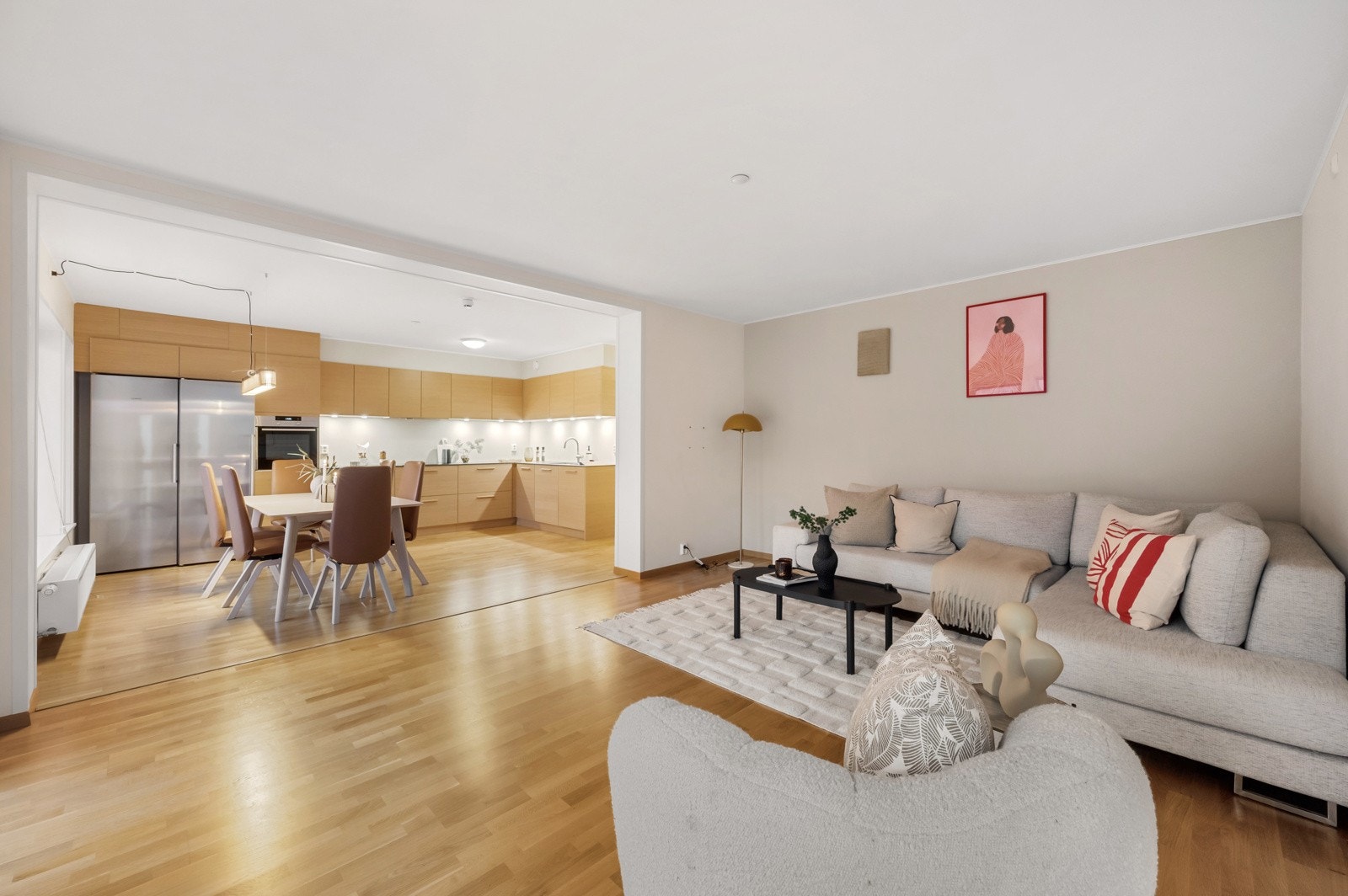 Det sosiale rommet med stue og kjøkken er av god størrelse, lys, åpen og tiltalende. Galleribilde