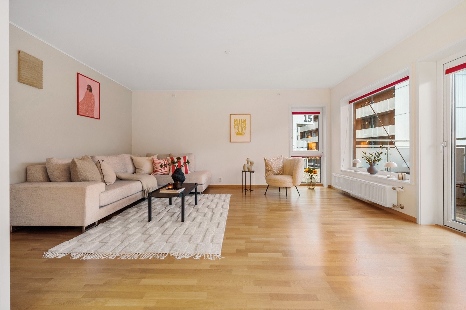 Fra stuen er det utgang til altanen som er svært romslig med meget gode solforhold på den tiden av året hvor man ønsker å sitte ute. Her har man også sjøutsikt. Galleribilde