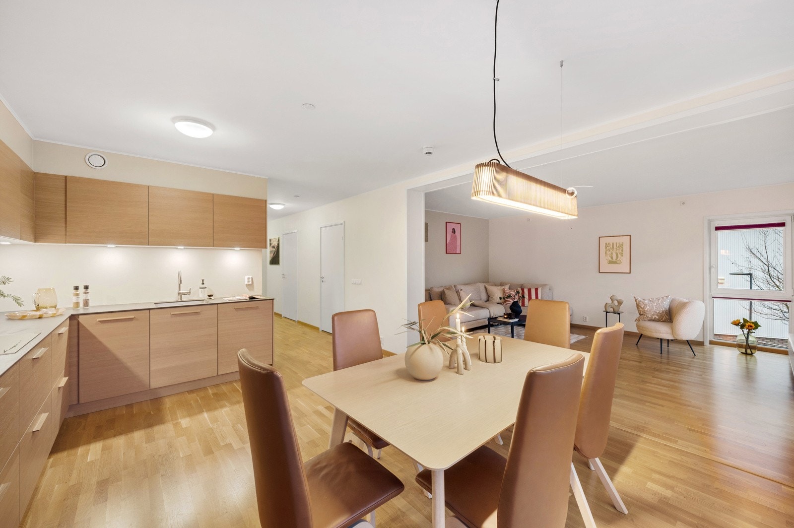 Det er plass til stort spisebord, så her kan man invitere til middagsselskap og søndagsmiddager uten fare for magle på plass. Galleribilde