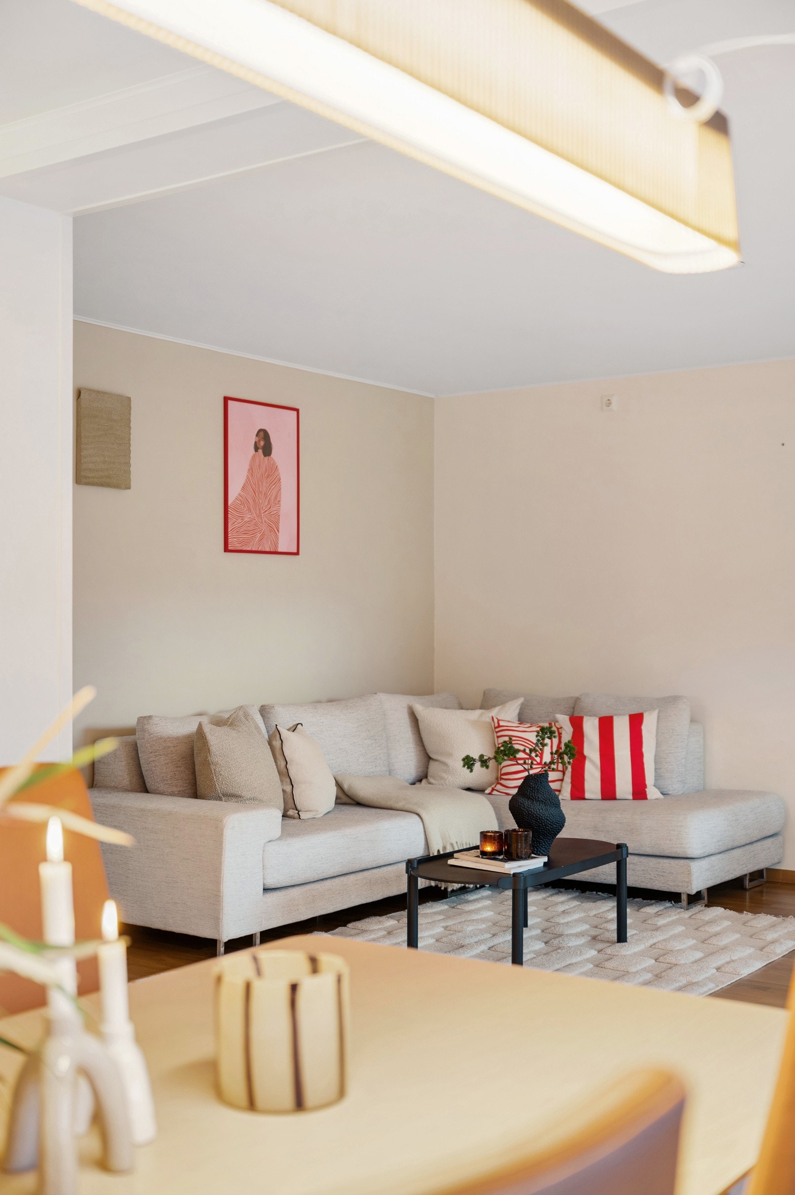 Sofa plasseres delvis tilbaketrukket med en halvvegg som skille mot kjøkkenet. Sleng deg ned på sofaen og se på en film på Netflix uten dårlig samvittighet for det kjøkkenet du ikke har ryddet etter kokkeleringen. Galleribilde