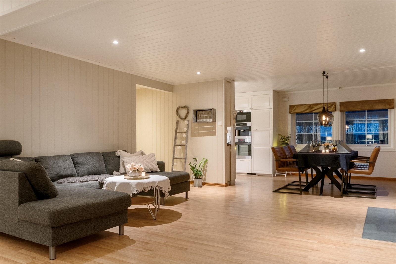 I tilknytning til til stuen ligger spisestuen med god plass til stort spisebord og ønskelig oppbevaring. Galleribilde