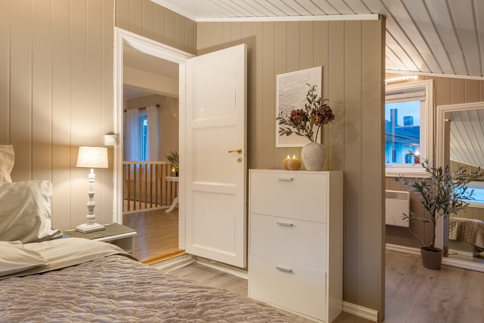 Videre byr boligen på fire soverom. Hovedsoverom som vist har egen omkledningsdel med garderobe. Galleribilde