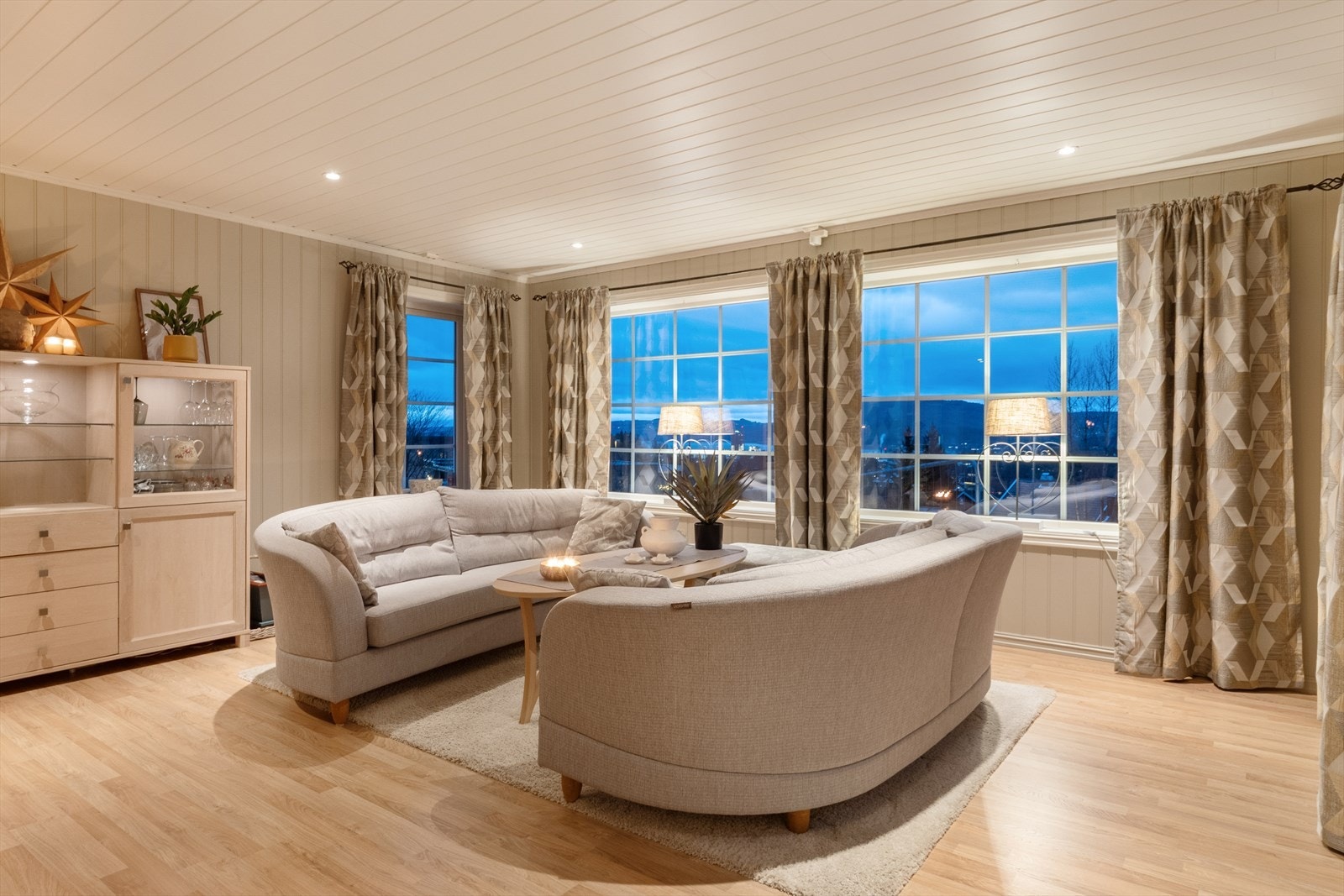 Det er store vindusflater som slipper inn mye naturlig lys i rommet. Galleribilde