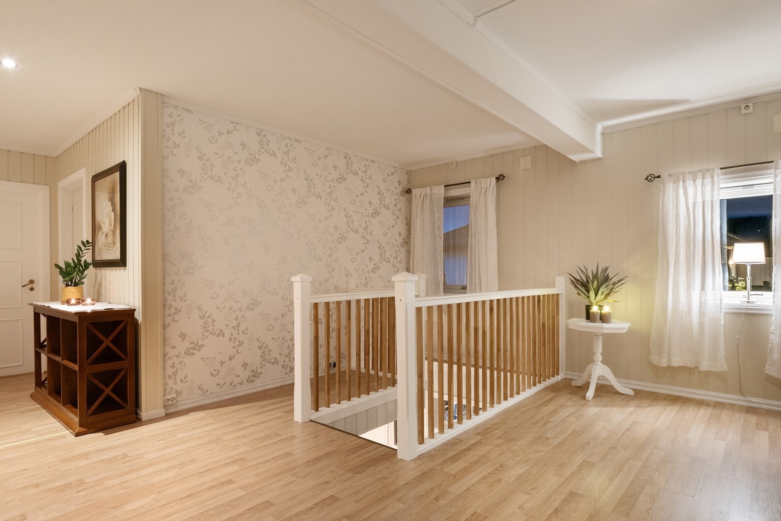 Boligen gir et godt førsteinntrykk med stor hall og gode muligheter for oppbevaring. Herfra er det trapp ned til kjelleren. Galleribilde