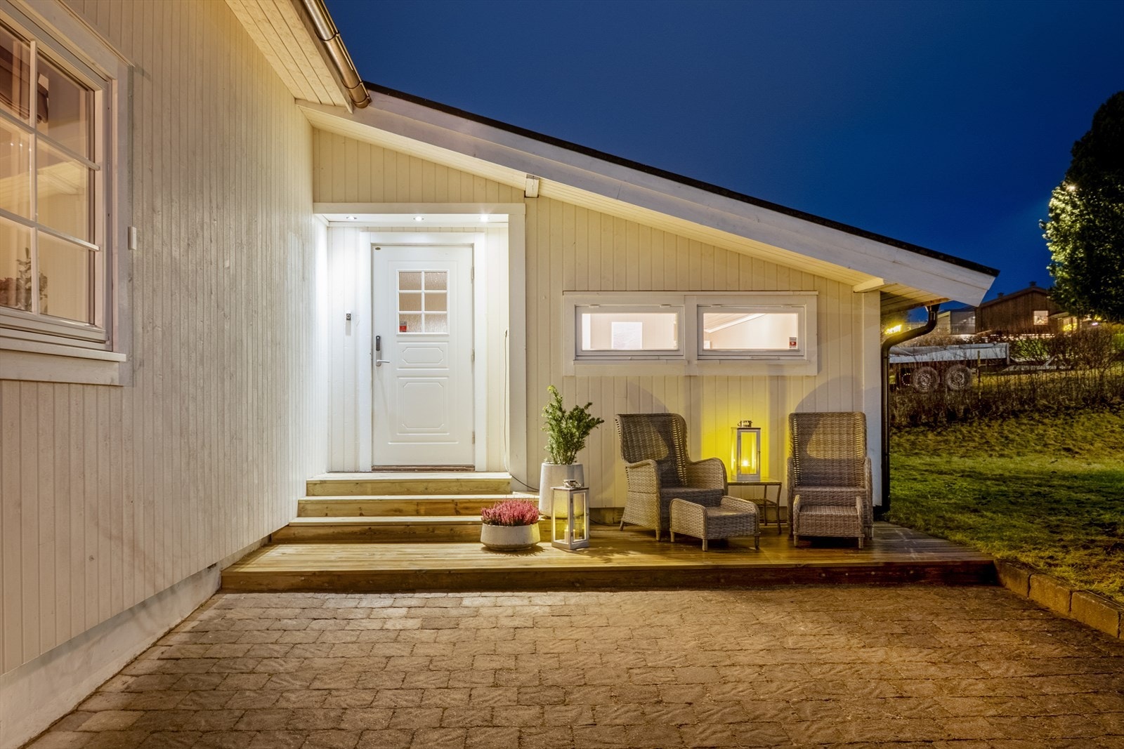 Velkommen inn - trivelig inngangsparti med belysning og platting. Galleribilde