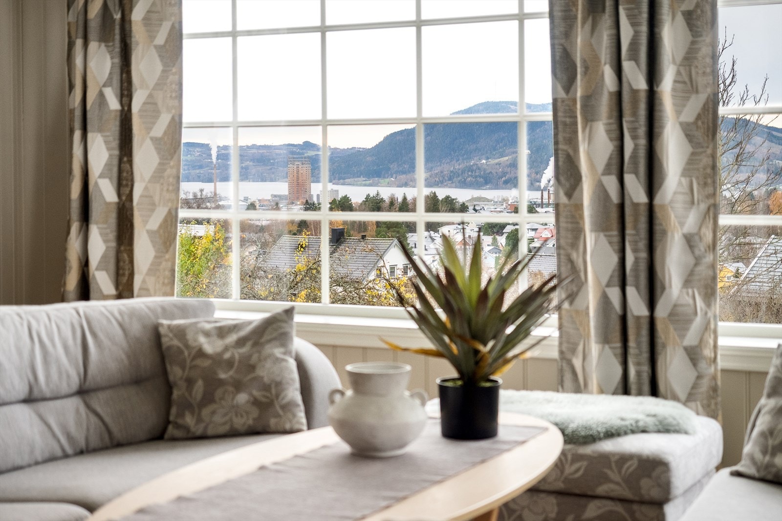 Utsikt mot Mjøsa og Brumunddal. Galleribilde