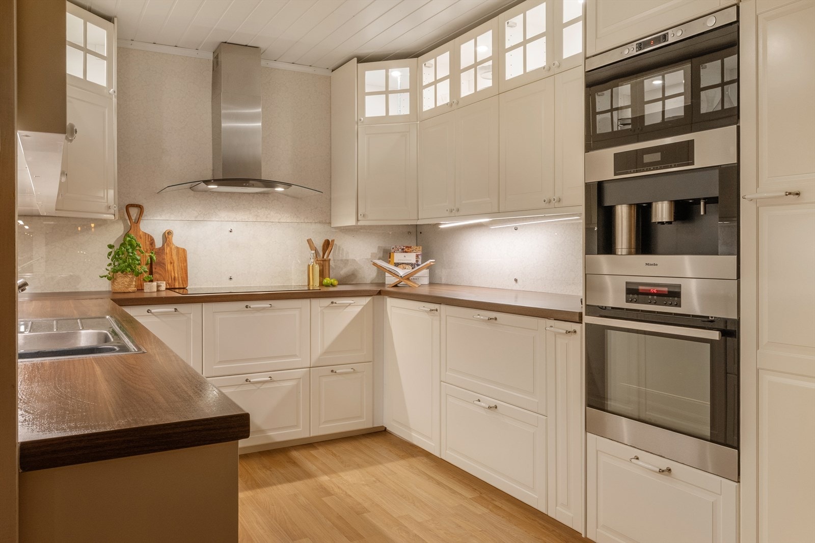 Tidløst og klassisk kjøkken fra 2013 med profilerte fronter og laminert benkeplate med nedfelt vaskekum og induksjonstopp. Galleribilde